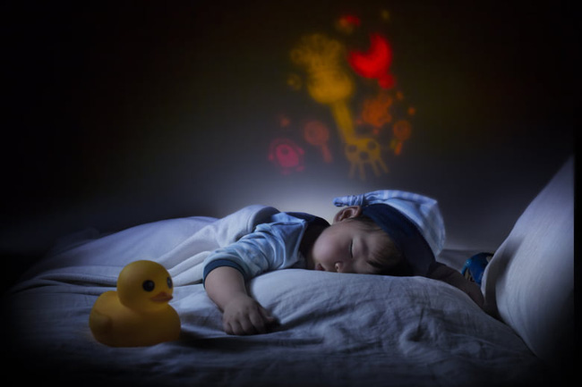 Các chuyên gia cho rằng tắt đèn là một cách luyện cho trẻ sơ sinh vào giấc ngủ nhanh hơn - Ảnh 1.