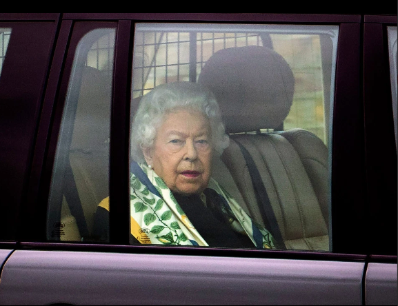 Nữ hoàng Anh lần đầu lộ diện sau cú sốc 