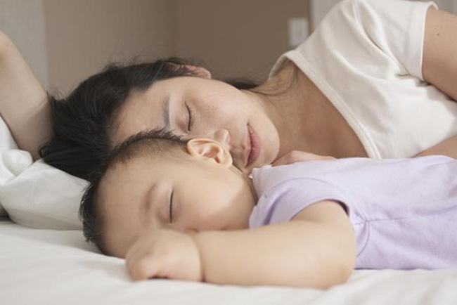 Những lợi ích không ngờ tới khi cho con ngủ chung giường với bố mẹ - Ảnh 1.