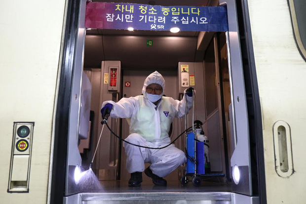 Hàn Quốc: Có thêm 334 người nhiễm mới virus corona, hơn một nửa từ nhà thờ Shincheonji, tổng số người mắc bệnh gần 1600 - Ảnh 1.