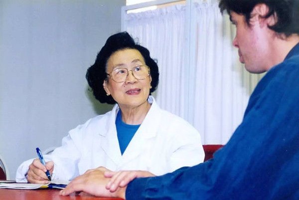 80 tuổi vẫn sử dụng máy tính, 96 tuổi da dẻ vẫn mịn màng như gái 18, bác sĩ TQ tiết lộ bí quyết đến từ 
