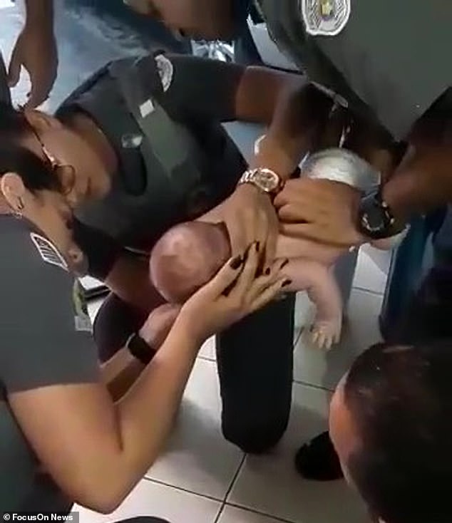 Bố mẹ hốt hoảng lao vào đồn cảnh sát khi con trai 1 tháng tuổi bất tỉnh do bị sặc sữa - Ảnh 1.