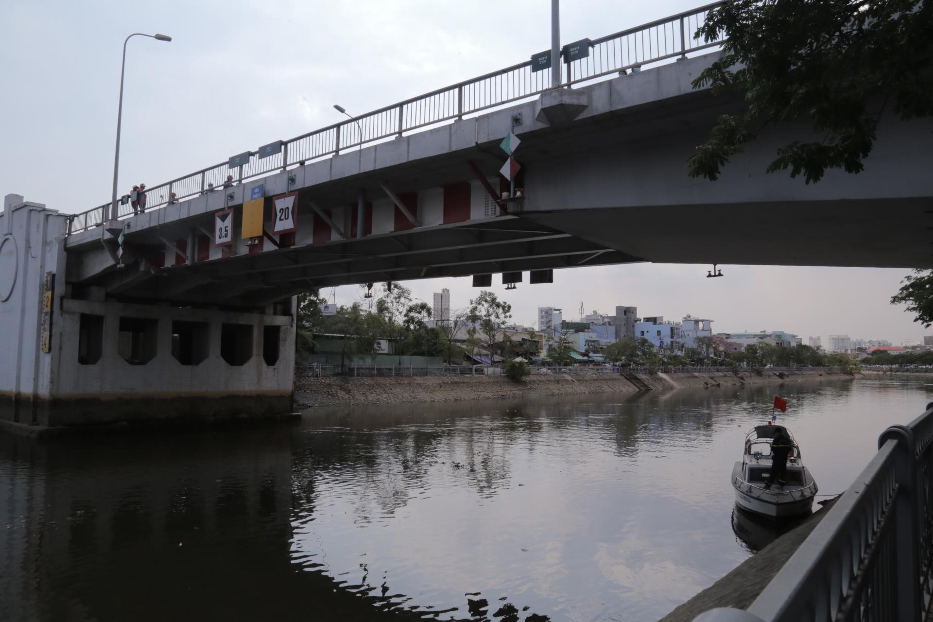TP.HCM: Hai vợ chồng trẻ bỏ lại xe máy, cùng nhau nhảy xuống kênh Tàu Hủ tự tử - Ảnh 1. TP.HCM: Hai vợ chồng trẻ bỏ lại xe máy, cùng nhau nhảy xuống kênh Tàu Hủ tự tử - Ảnh 1.