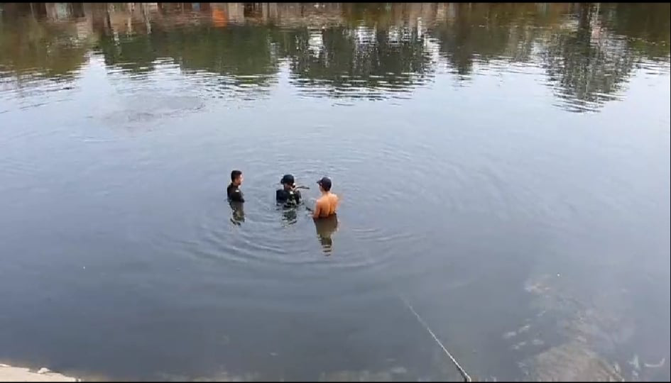 TP.HCM: Hai vợ chồng trẻ bỏ lại xe máy, cùng nhau nhảy xuống kênh Tàu Hủ tự tử - Ảnh 2. TP.HCM: Hai vợ chồng trẻ bỏ lại xe máy, cùng nhau nhảy xuống kênh Tàu Hủ tự tử - Ảnh 2.