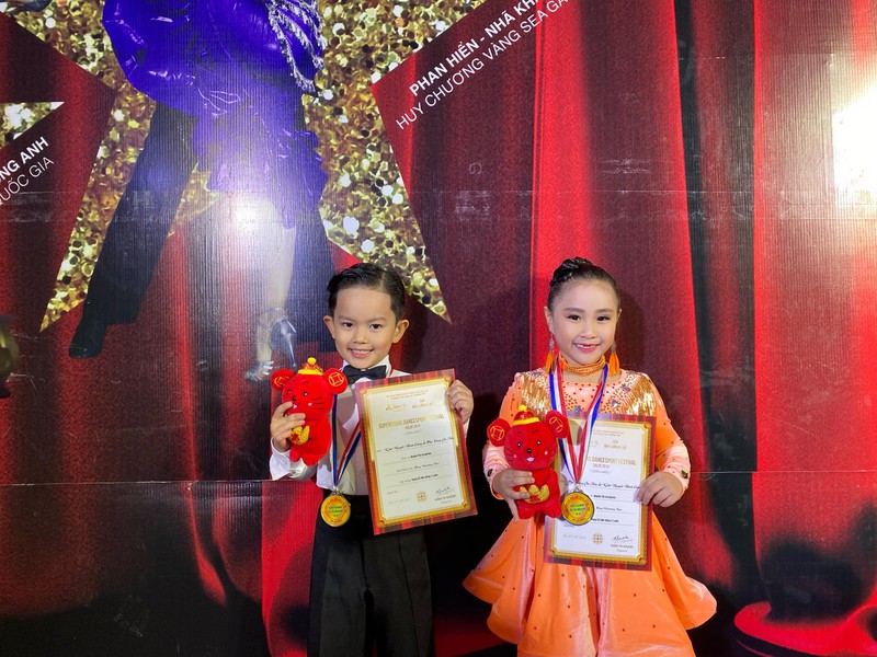 Kubi đạt huy chương bạc giải Dancesport, Khánh Thi bồi hồi nhớ lại khoảnh khắc báo trước thành công của con trai - Ảnh 3.