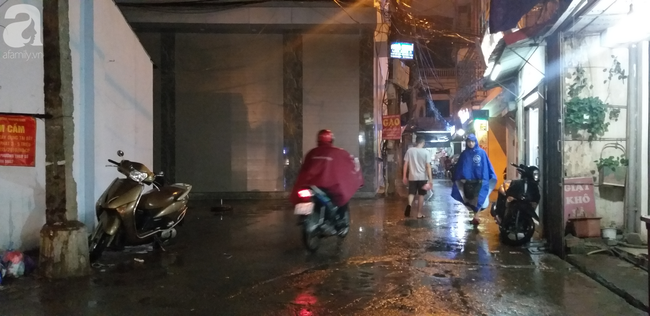 Do đám cháy xảy ra trong ngõ sâu khiến công tác cứu hỏa gặp khó khăn