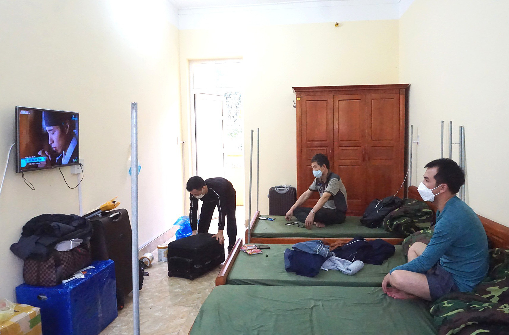 Hi hữu: Chú rể cùng 30 người thân được đưa đi xét nghiệm COVID-19 trước lễ cưới - Ảnh 1.