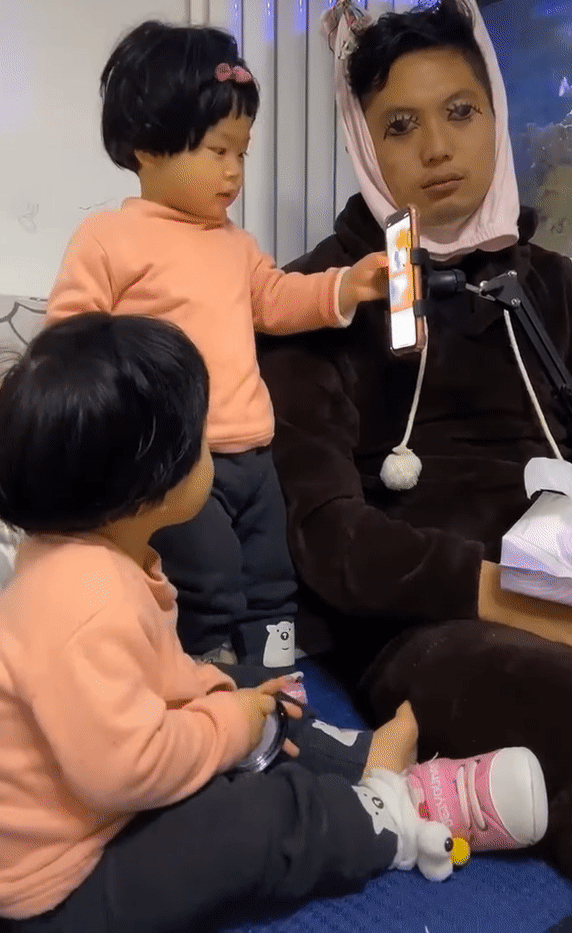 Có 2 cô con gái sinh đôi quấn quýt thì thích thật, nhưng 