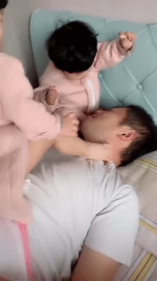 Có 2 cô con gái sinh đôi quấn quýt thì thích thật, nhưng 