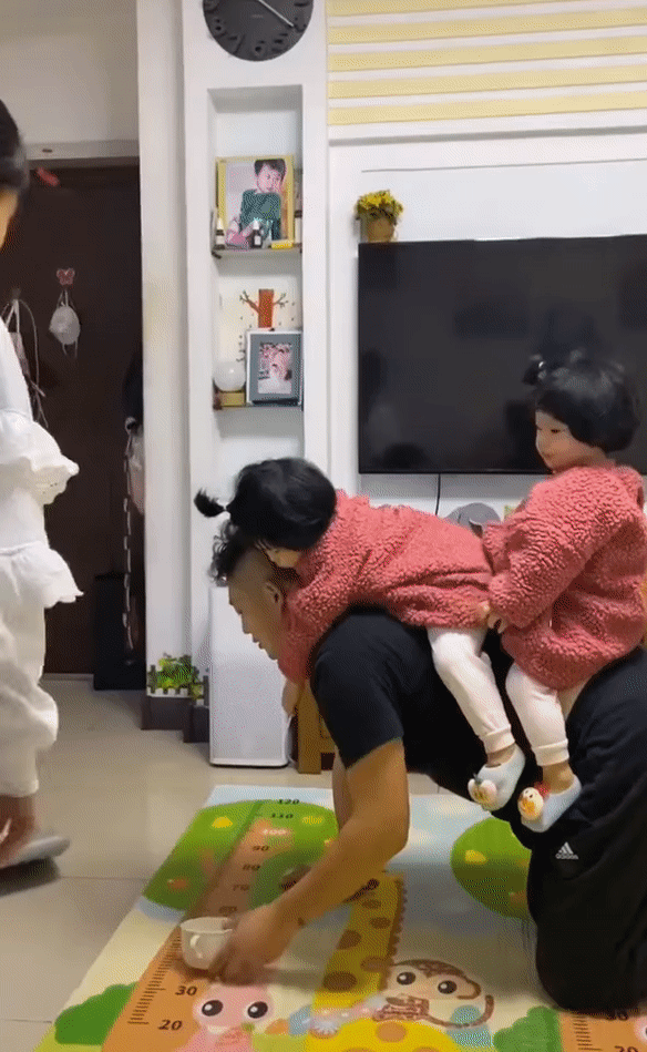 Có 2 cô con gái sinh đôi quấn quýt thì thích thật, nhưng 