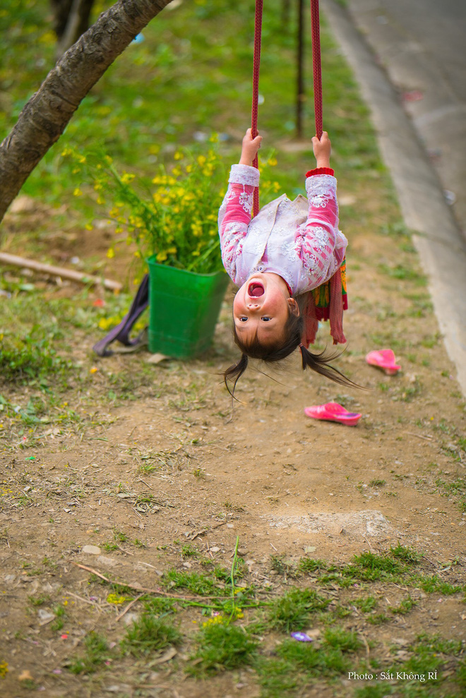 Khoảnh khắc cô bé Hà Giang nô đùa, cười rạng rỡ bên đường khiến bao người xao xuyến - Ảnh 4.