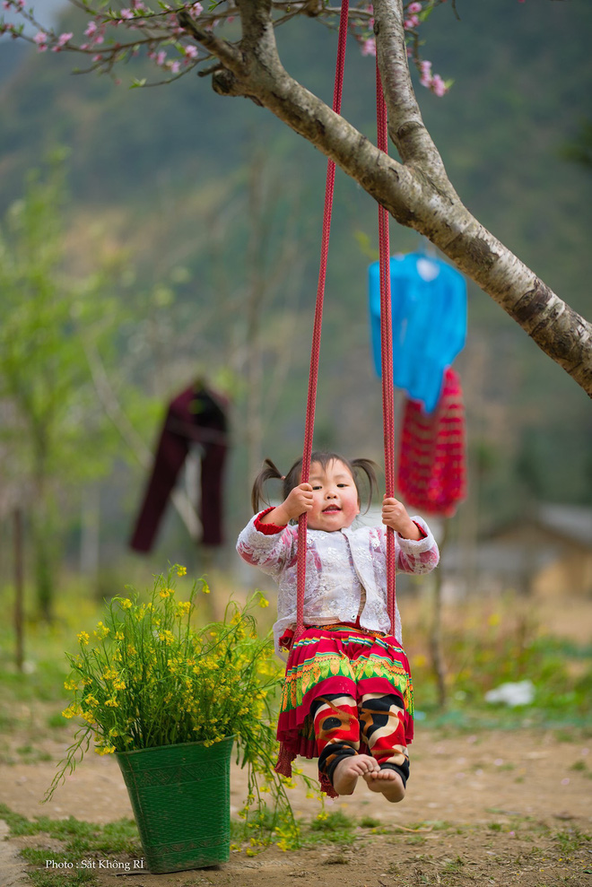 Khoảnh khắc cô bé Hà Giang nô đùa, cười rạng rỡ bên đường khiến bao người xao xuyến - Ảnh 5.