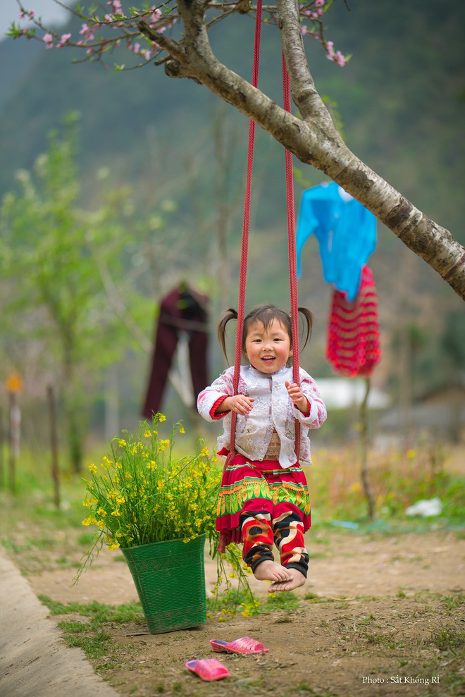 Khoảnh khắc cô bé Hà Giang nô đùa, cười rạng rỡ bên đường khiến bao người xao xuyến - Ảnh 6.