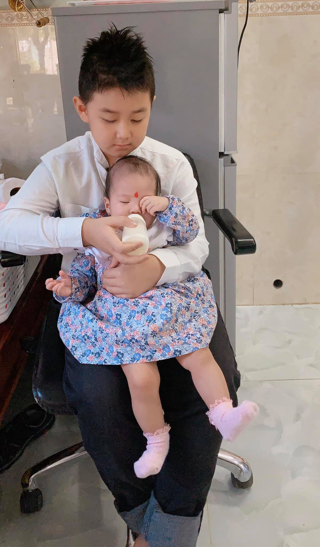 Mới 6 tháng tuổi, con gái Lê Phương đã sở hữu chiều cao vượt trội, hứa hẹn trở thành mỹ nhân chân dài trong tương lai - Ảnh 4.