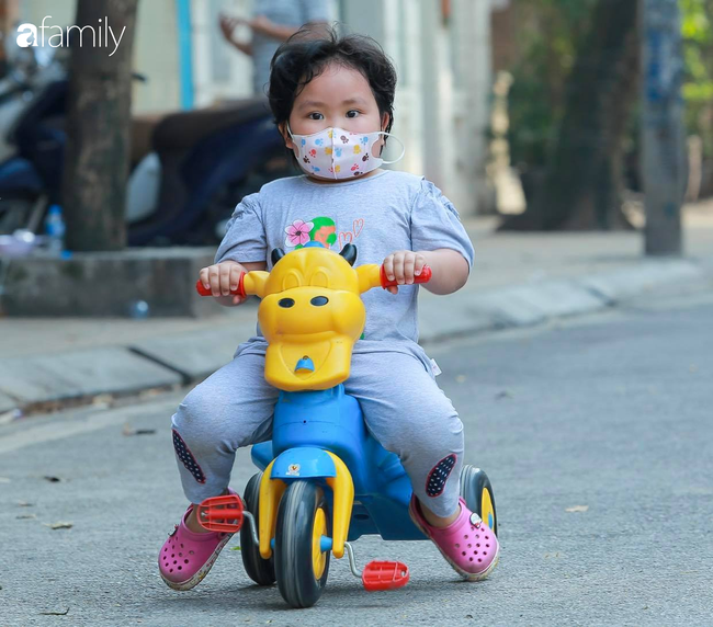 Hình ảnh ấm lòng bên trong khu cách ly Trúc Bạch: Trẻ em thoải mái đeo khẩu trang vui đùa, từng nhà được phát hoa quả và vitamin C - Ảnh 11.