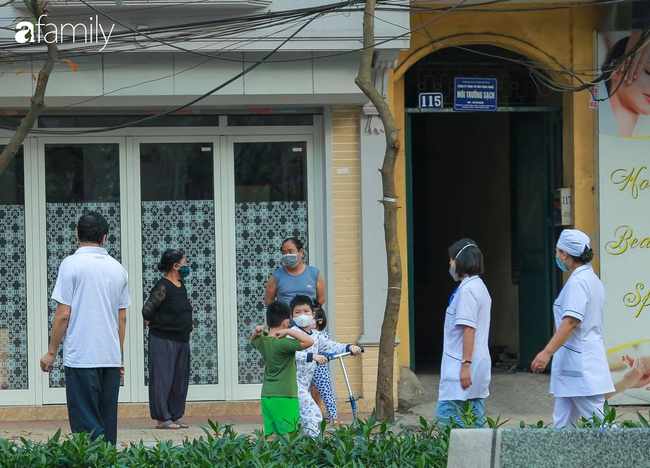 Hình ảnh ấm lòng bên trong khu cách ly Trúc Bạch: Trẻ em thoải mái đeo khẩu trang vui đùa, từng nhà được phát hoa quả và vitamin C - Ảnh 13.