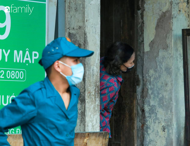 Hình ảnh ấm lòng bên trong khu cách ly Trúc Bạch: Trẻ em thoải mái đeo khẩu trang vui đùa, từng nhà được phát hoa quả và vitamin C - Ảnh 14.