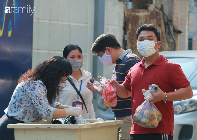 Hình ảnh ấm lòng bên trong khu cách ly Trúc Bạch: Trẻ em thoải mái đeo khẩu trang vui đùa, từng nhà được phát hoa quả và vitamin C - Ảnh 6.