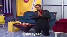 Corona bùng phát, MC Iran bất ngờ quỳ gối, chắp tay cầu xin người dân: Làm ơn hãy nghe tôi, xin hãy ở trong nhà!