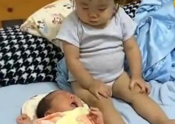 Chị gái 2 tuổi đang ngủ trưa bị em trai 3 tháng đánh thức, hành động sau đó của cô bé khiến người mẹ đặc biệt ấm lòng - Ảnh 2.