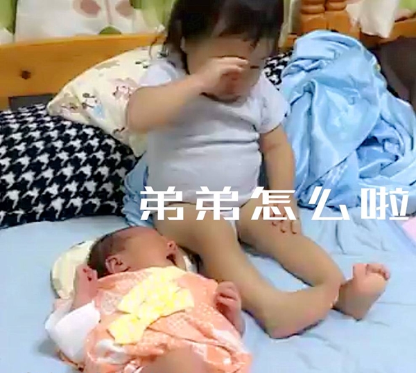 Chị gái 2 tuổi đang ngủ trưa bị em trai 3 tháng đánh thức, hành động sau đó của cô bé khiến người mẹ đặc biệt ấm lòng - Ảnh 1.