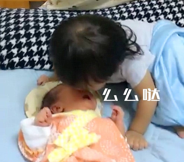 Chị gái 2 tuổi đang ngủ trưa bị em trai 3 tháng đánh thức, hành động sau đó của cô bé khiến người mẹ đặc biệt ấm lòng - Ảnh 5.