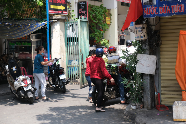 An ninh tại chung cư có ca nhiễm Covid-19 thắt chặt: Hàng rào đóng kín, cơm nước được tiếp tế thẳng vào trong - Ảnh 3.