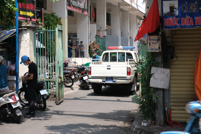 An ninh tại chung cư có ca nhiễm Covid-19 thắt chặt: Hàng rào đóng kín, cơm nước được tiếp tế thẳng vào trong - Ảnh 11.