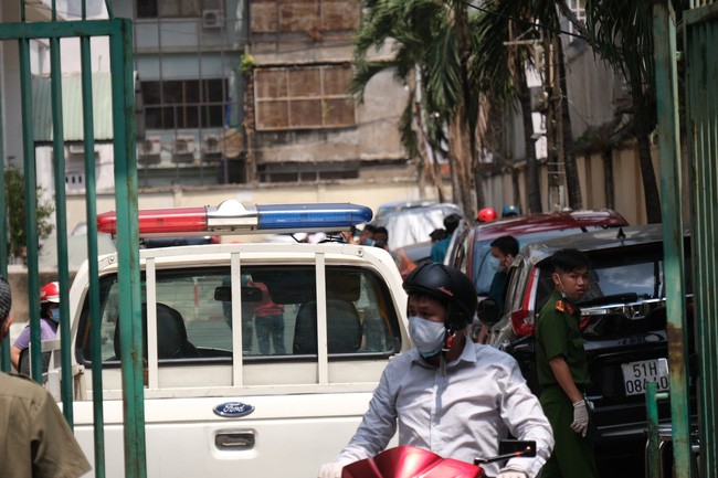 An ninh tại chung cư có ca nhiễm Covid-19 thắt chặt: Hàng rào đóng kín, cơm nước được tiếp tế thẳng vào trong - Ảnh 2.