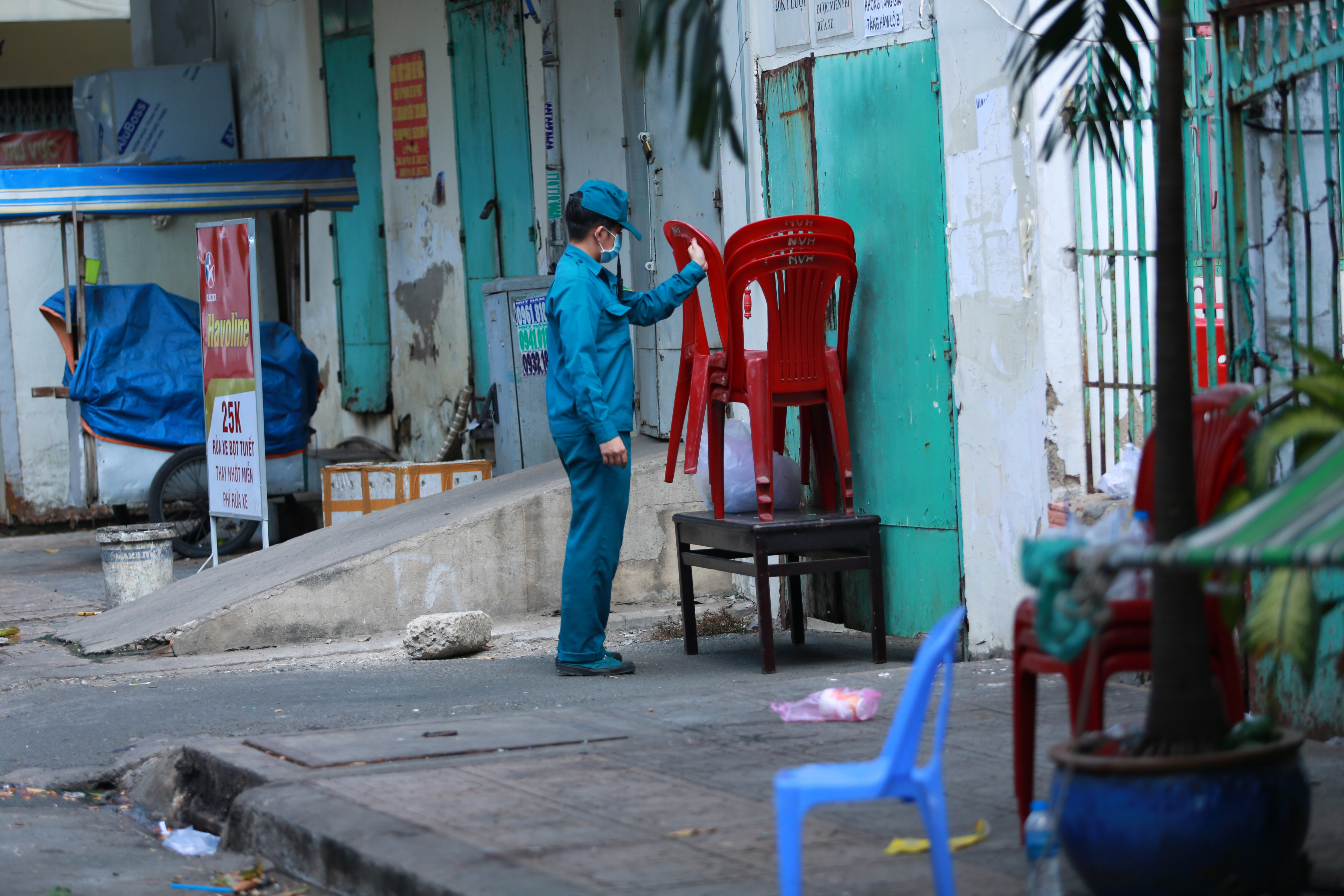 [ẢNH] Phong toả chung cư có ca nhiễm Covid-19 thứ 48 ở Sài Gòn, cư dân nhận tiếp tế lương thực qua hàng rào - Ảnh 6.