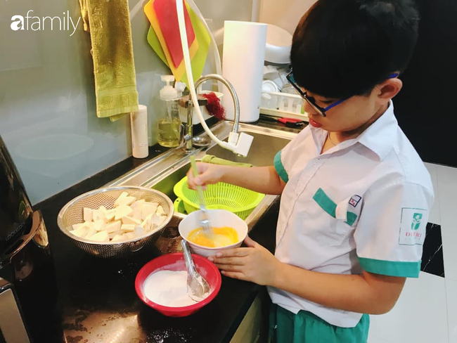 Mẹ Đà Nẵng mách chiến lược đưa con trai vào bếp, mới tí tuổi 2 bé đã biết làm loạt món ăn cầu kì, nhìn mà mê - Ảnh 4.