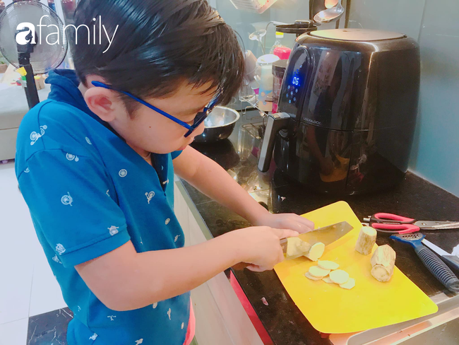 Mẹ Đà Nẵng mách chiến lược đưa con trai vào bếp, mới tí tuổi 2 bé đã biết làm loạt món ăn cầu kì, nhìn mà mê - Ảnh 6.
