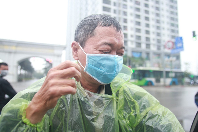 Hà Nội: Người dân xếp hàng đợi phát khẩu trang miễn phí - Ảnh 6.