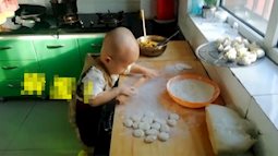 Em bé 2 tuổi bỗng nổi như cồn trên mạng xã hội vì biết làm bánh, rửa bát, giặt quần áo giúp mẹ trong lúc nghỉ học