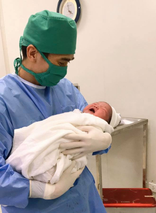 Sinh mổ lần 3, sản phụ Quảng Ninh đón con chào đời nặng 6,1kg - Ảnh 2.