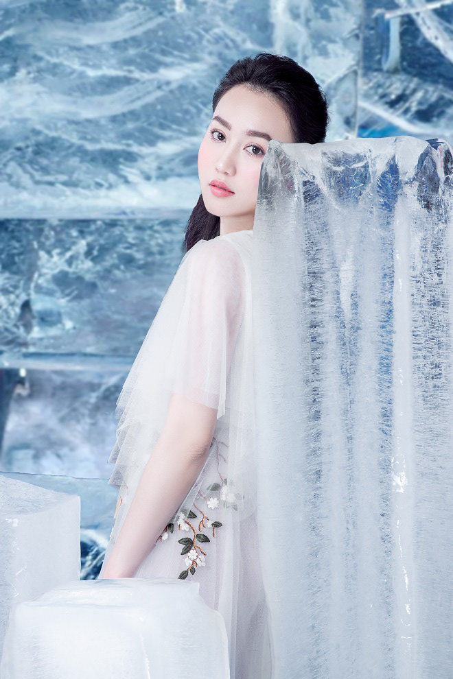 Huỳnh Hồng Loan đẹp hút hồn khi diện đầm gợi cảm, chụp ảnh cùng băng đá - Ảnh 9.