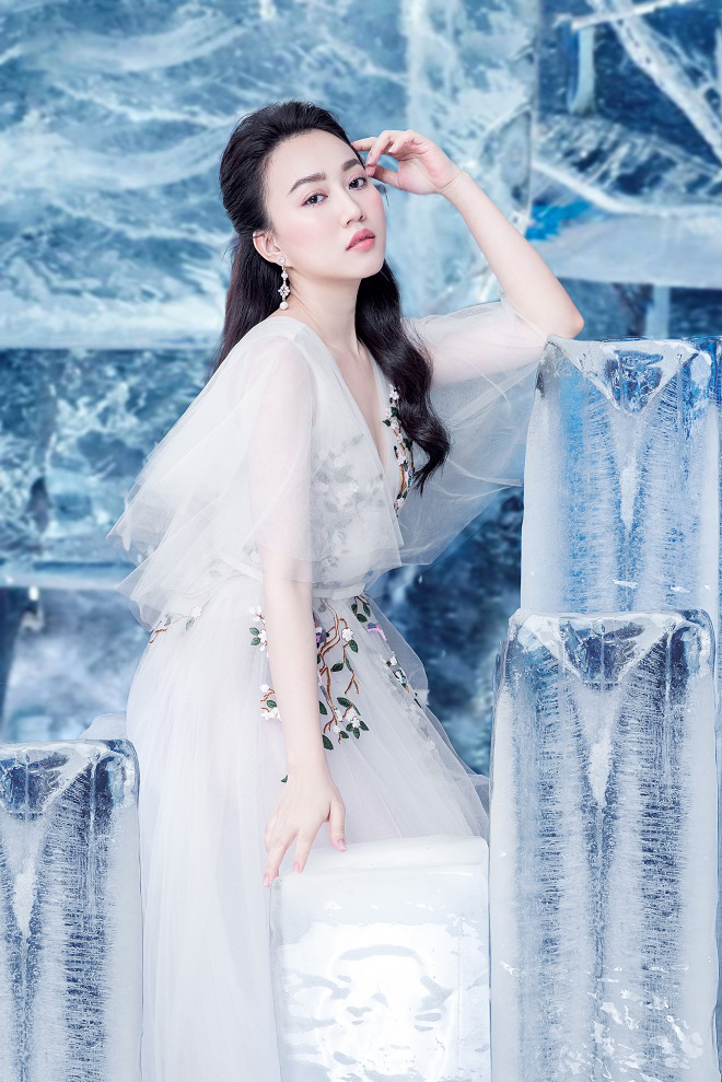Huỳnh Hồng Loan đẹp hút hồn khi diện đầm gợi cảm, chụp ảnh cùng băng đá - Ảnh 10.