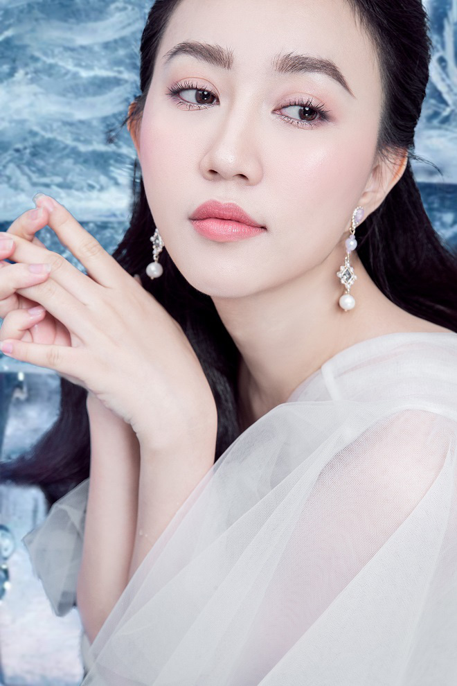 Huỳnh Hồng Loan đẹp hút hồn khi diện đầm gợi cảm, chụp ảnh cùng băng đá - Ảnh 8.