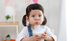 Bác sĩ Nhi chỉ rõ trẻ có thể đối mặt nguy cơ bị thiếu sắt nếu bố mẹ còn cho uống sữa kiểu này