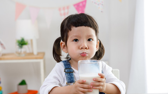 Trẻ uống quá 600ml sữa tươi mỗi ngày có thể đối mặt nguy cơ bị thiếu sắt - Ảnh 4.