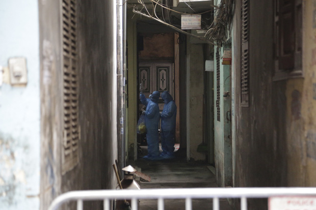 Ảnh: Chủ cửa hàng sống gần khu phố cách ly ở Hà Nội tung chiêu độc để phòng chống dịch Covid-19 - Ảnh 4.