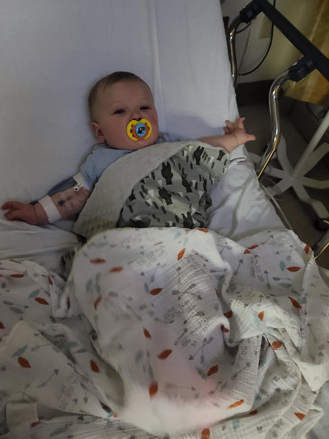 Bé trai 7 tháng tuổi sốt đến 40 độ C chỉ trong vòng vài giờ sau khi có triệu chứng viêm đường hô hấp - Ảnh 2.