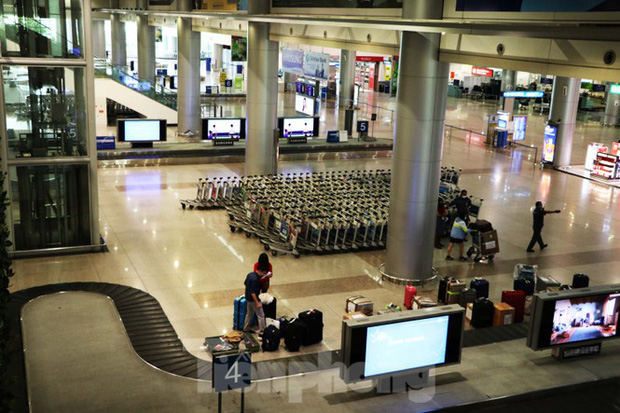 Cận cảnh sân bay Tân Sơn Nhất trước giờ ngừng nhập cảnh người từ nước ngoài về - Ảnh 1.