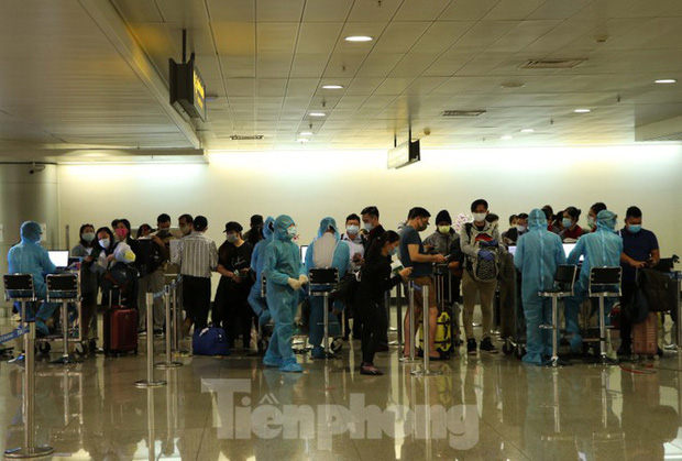 Cận cảnh sân bay Tân Sơn Nhất trước giờ ngừng nhập cảnh người từ nước ngoài về - Ảnh 2.