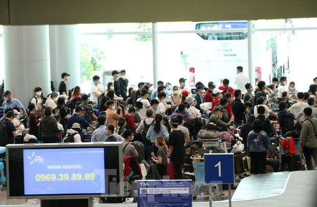 Cận cảnh sân bay Tân Sơn Nhất trước giờ ngừng nhập cảnh người từ nước ngoài về - Ảnh 3.
