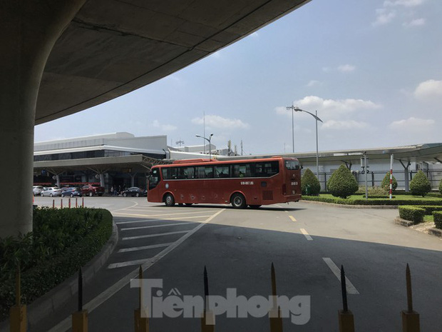 Cận cảnh sân bay Tân Sơn Nhất trước giờ ngừng nhập cảnh người từ nước ngoài về - Ảnh 4.