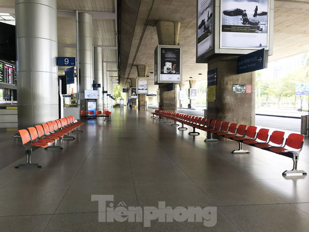 Cận cảnh sân bay Tân Sơn Nhất trước giờ ngừng nhập cảnh người từ nước ngoài về - Ảnh 5.