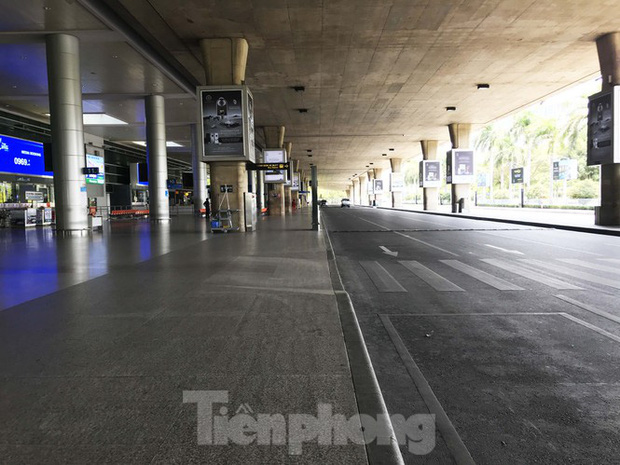 Cận cảnh sân bay Tân Sơn Nhất trước giờ ngừng nhập cảnh người từ nước ngoài về - Ảnh 7.