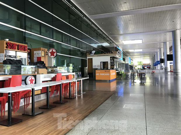 Cận cảnh sân bay Tân Sơn Nhất trước giờ ngừng nhập cảnh người từ nước ngoài về - Ảnh 10.