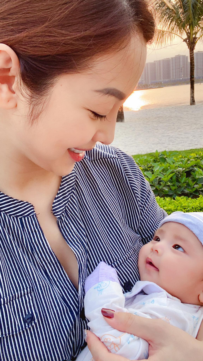 Jennifer Phạm lần đầu khoe cận mặt con gái mới sinh, dân mạng rào rào khen cựu Hoa hậu: Đẻ quá khéo - Ảnh 1.